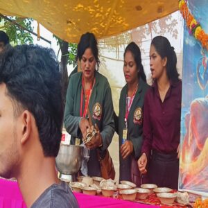 Sawan somvar per Jabalpur me nikali kanvad Yatra Mayur memorial trust Jabalpur ne uplabdh karai kavdiyo ko bhojan Pani vyavastha