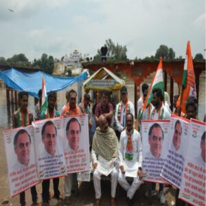 Jabalpur Congress adhyaksh ka virodh congressiyon ne kiya Nagar Congress adhyaksh ko pad se hatane hetu karvaya Mundan