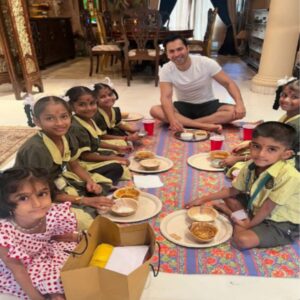 Varun Dhawan ne Navratri ki Durga ashtmi per Kanya bhoj ka aayojan Apne Ghar per Kiya