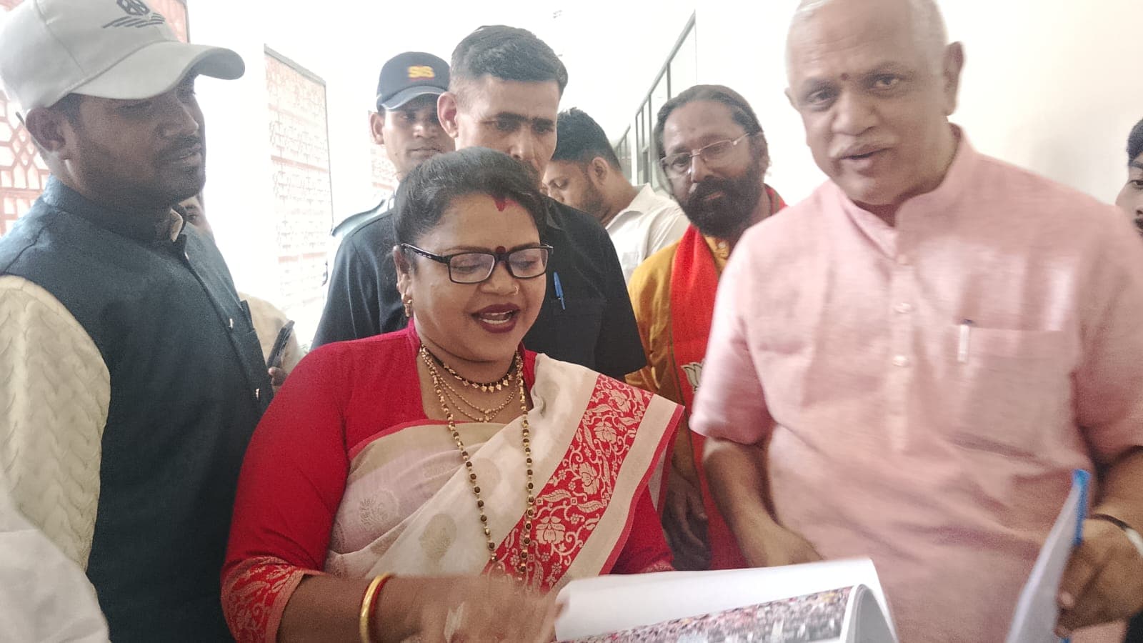 छत्तीसगढ़ सियासत में महाभूकंप! दिल्ली में मछुआरा समाज ने किया बड़ा पावर शो। BJP आलाकमान से मांग लीं इतनी सीटें कि उड़ गए राजनीतिक पंडितों के होश! जानिए पूरी इनसाइड स्टोरी।